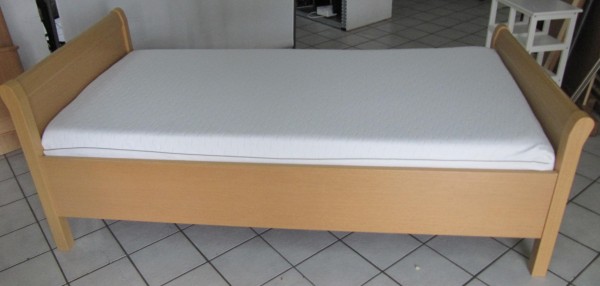 Bett mit Lattenrost und Mastratze