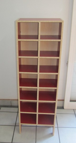 Regal, rot, blau
